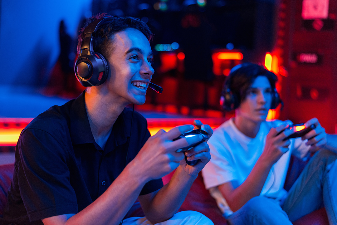Dois jovens jogando videogame com headset